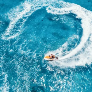 vacancesguadeloupe__aerial-view-of-floating-water-scooter-in-blue-wate-2026-01-07-02-26-32-utc