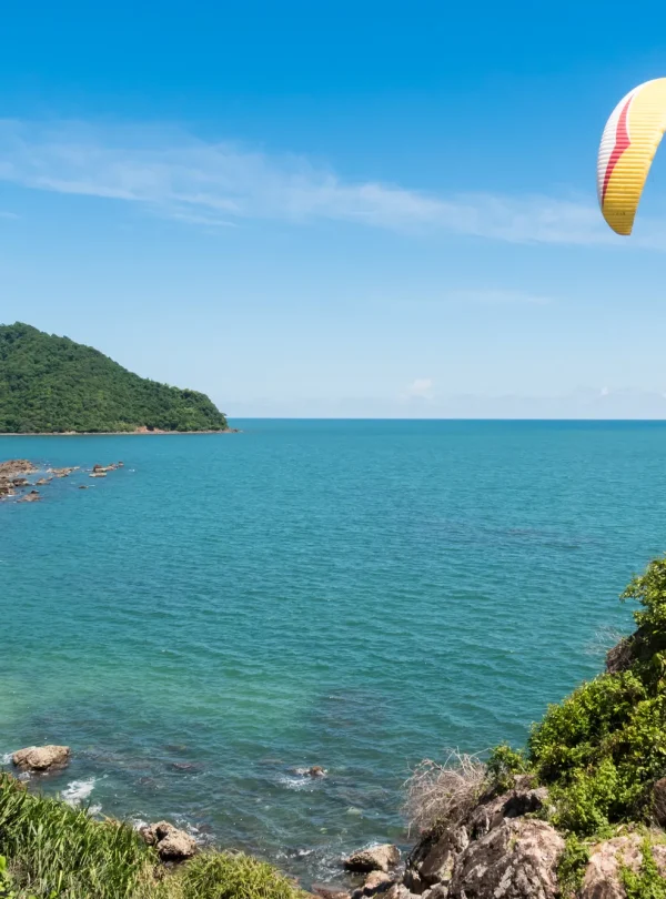 vacancesguadeloupe__beautiful-seascape-with-paraglider-flying-in-blue-2026-03-09-02-52-23-utc