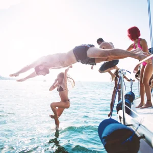 vacancesguadeloupe__group-of-friends-diving-in-the-water-during-a-boat-2026-01-08-07-44-14-utc