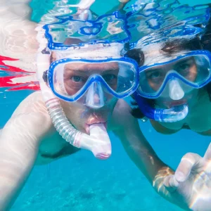 vacancesguadeloupe__underwater-photo-of-a-couple-snorkeling-in-ocean-2026-01-08-07-42-22-utc