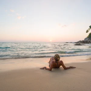 vacancesguadeloupe__woman-at-the-beach-in-thailand-2026-01-05-00-07-00-utc